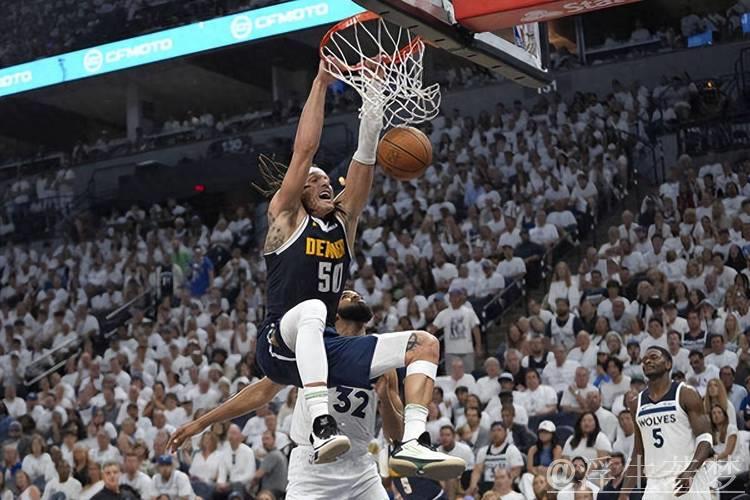 约基奇妙传内线 戈登转身展飞天暴扣 约基奇妙传内线 戈登转身展飞天暴扣