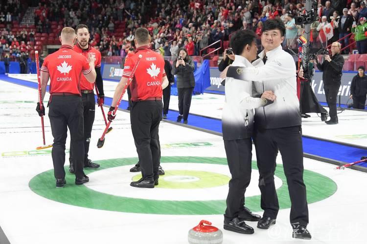 冰壶世锦赛：中国男队2-8负于加拿大，连败两场